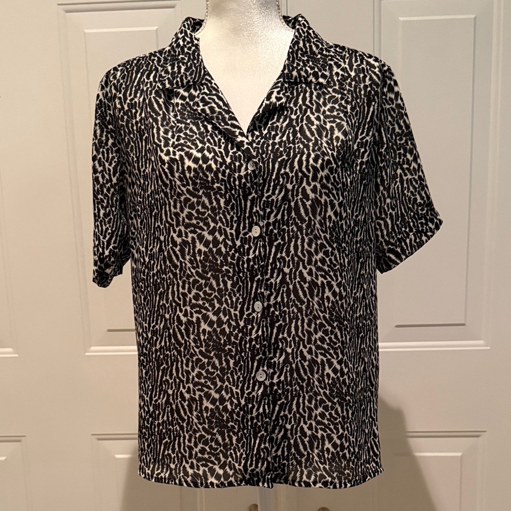 Truffles Women’s SZ S Animal Print Button-Up Shirt